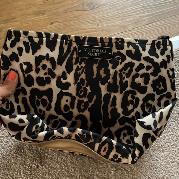 Victoria's Secret Handbags - NWOT Victoria’s Secret Cosmetic Leopard Bag